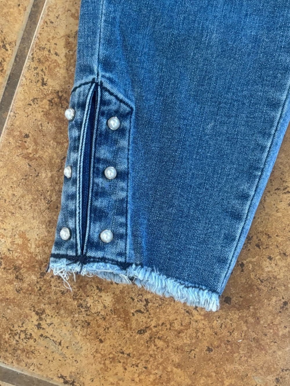 Flamingals Women’s Blue Denim Ankle Jeans with Button Hem Pearl Bottoms NWT - Picture 3 of 7